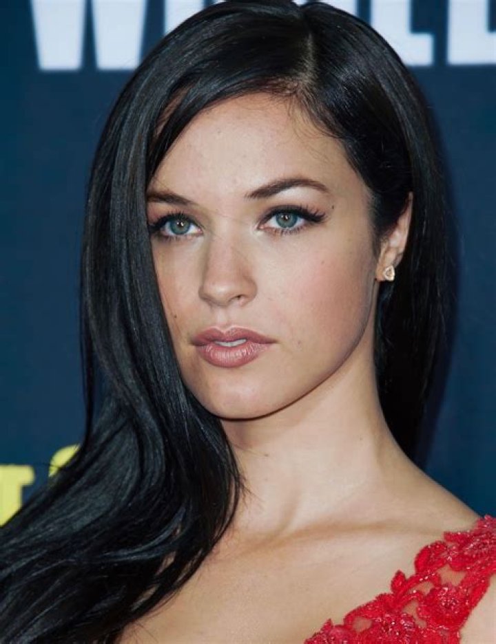 Alexis Knapp: Boyfriend, net worth, tattoos, smoking & body measurements