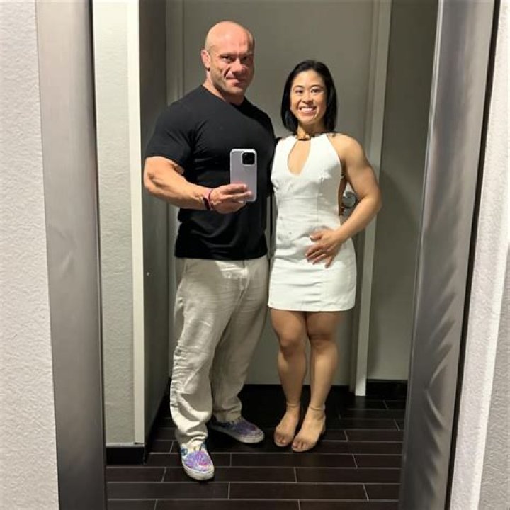 Anthony Weiner – Bio, Wife, Divorce, Net Worth, Wiki, Height, Age