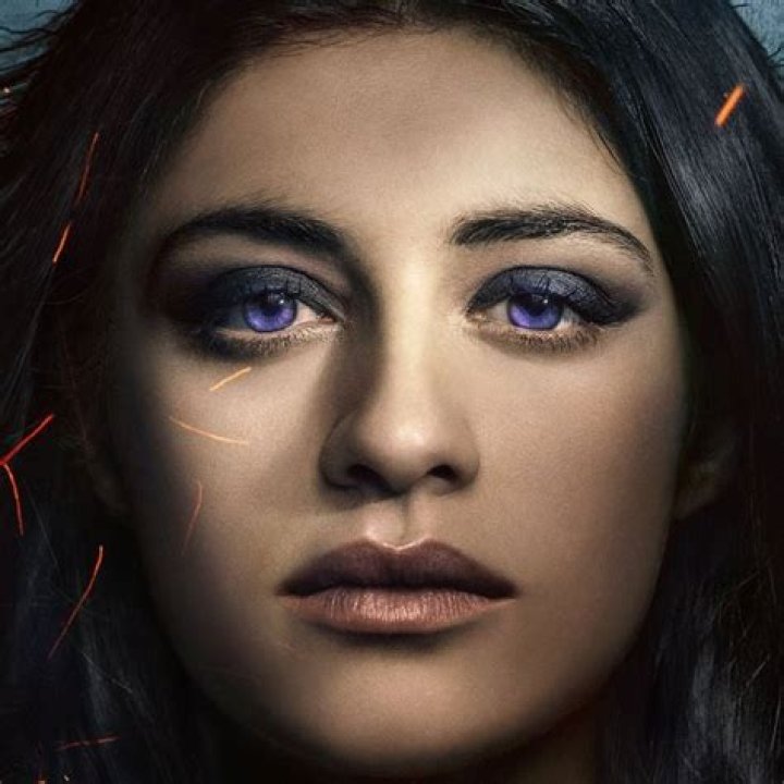 Anya Chalotra Eye Color, Lips, Eyes, Birthday, Dad, Mom, Religion Facts