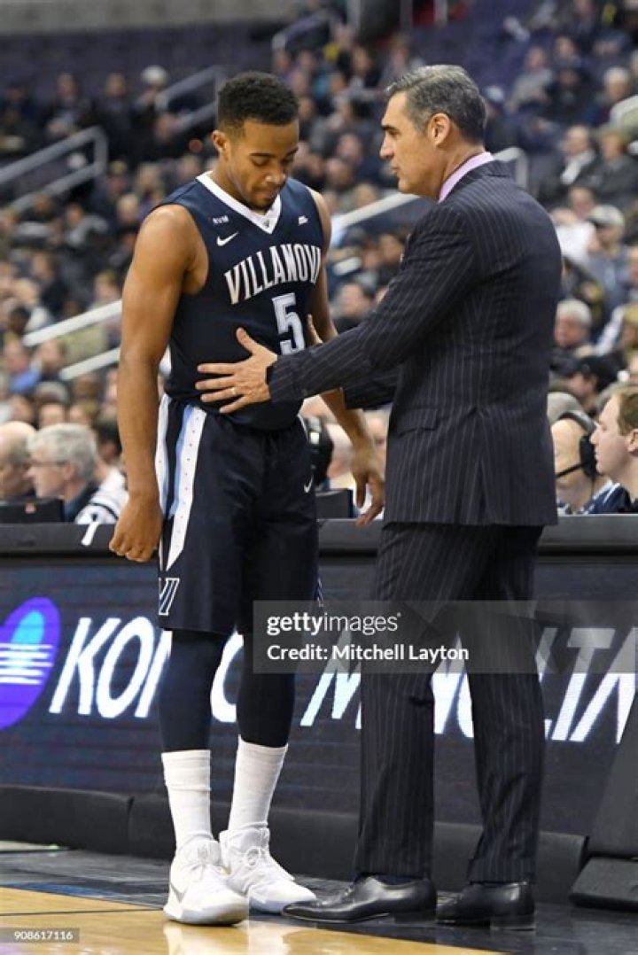 Why does Jay Wright not wear suits?