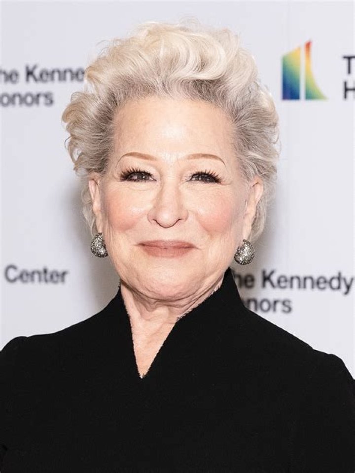 Bette Midler Biography - Facts, Childhood, Family Life & Achievements