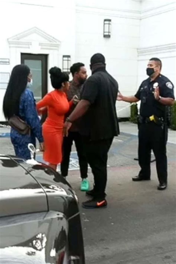 Cardi B Caught On Camera Arguing With The Police While Offset’s In Handcuffs