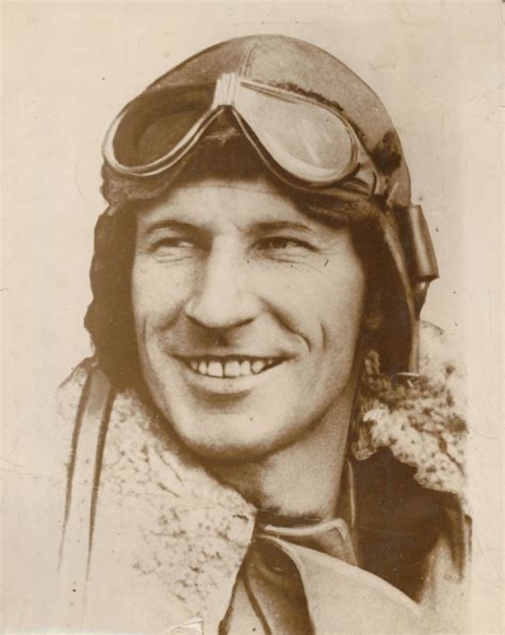 Charles Kingsford Smith Biography - Childhood, Life Achievements & Timeline