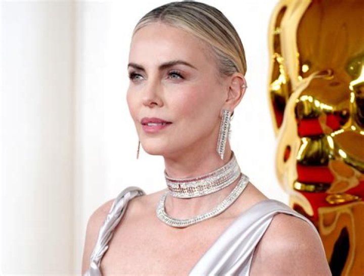 Charlize Theron In Exercise Gear Gets Kudos From Courteney Cox — Celebwell