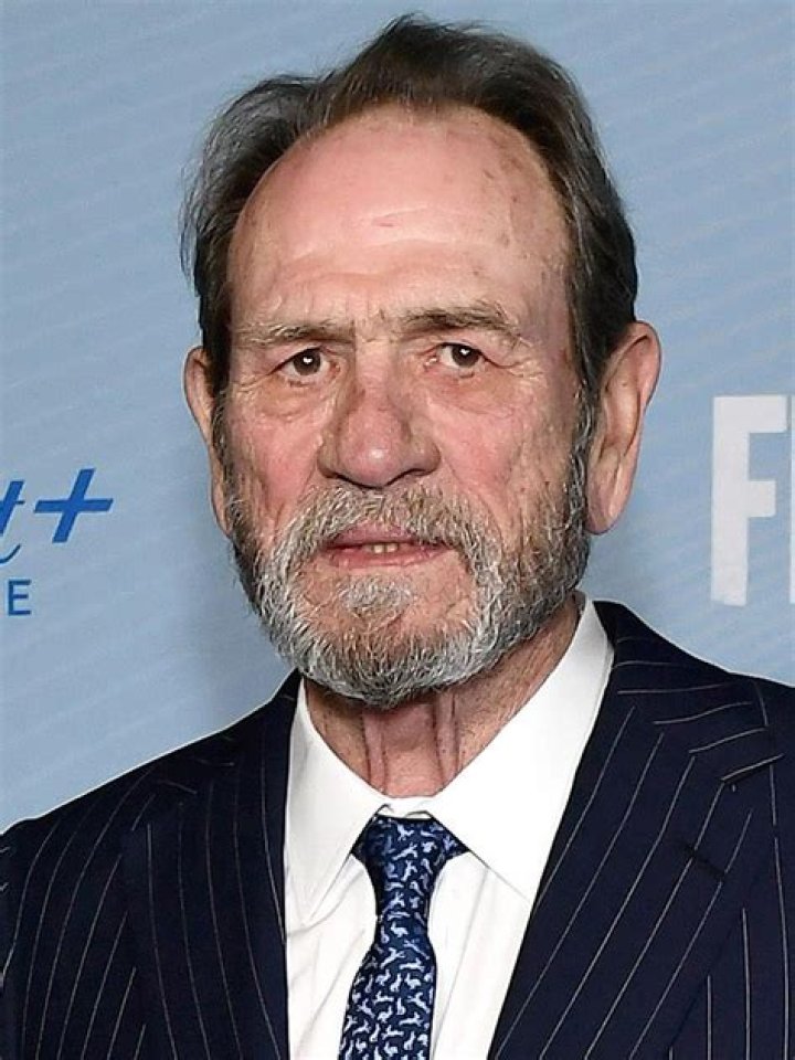 Does Tommy Lee Jones speak Spanish?