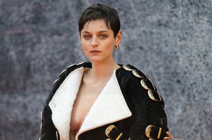 Emma Corrin Wiki, Age, Parents, Boyfriend, Height & Net worth