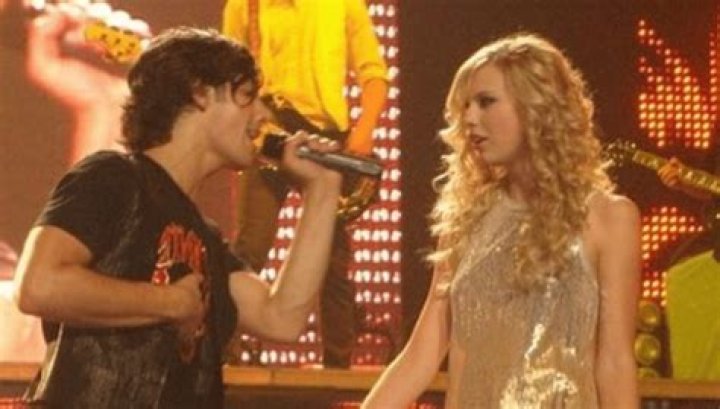 Frankie Jonas And His Girlfriend Dress As Joe And Ex-Taylor Swift To Make Fun Of Them For Halloween