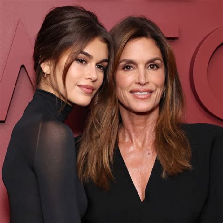
How Much Money Does Cindy Crawford Make? Latest Income Salary
