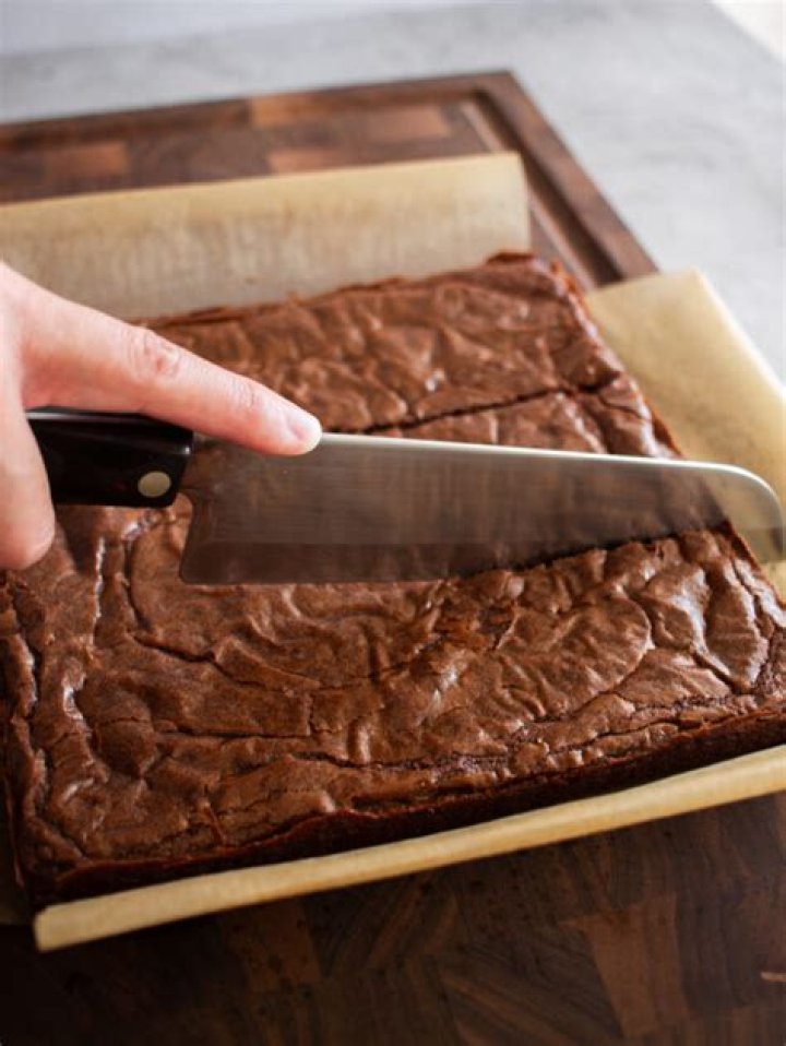 How to cut brownies without destroying them