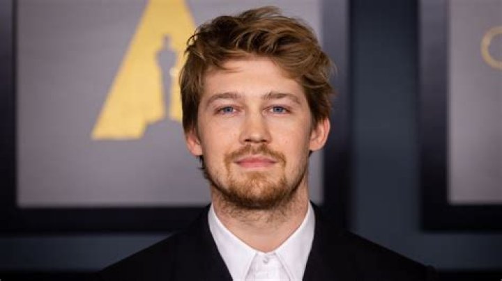 Joe Alwyn Biography - Facts, Childhood, Family Life & Achievements