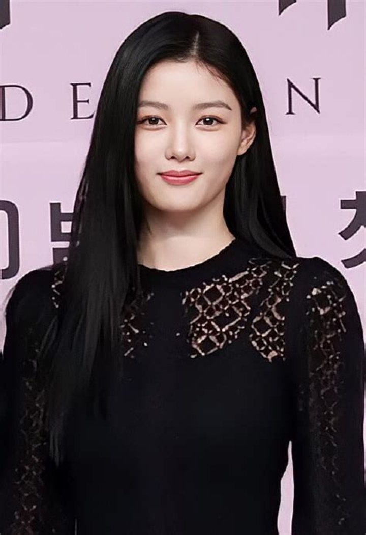 Kim Yoo-jung Biography - Facts, Childhood, Family Life & Achievements of South Korean Actress