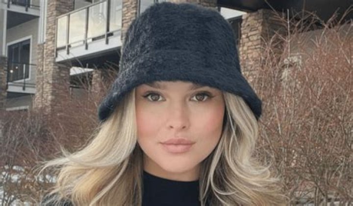 Kinsey Shares Swimsuit Photo Craving "Fall Weather"