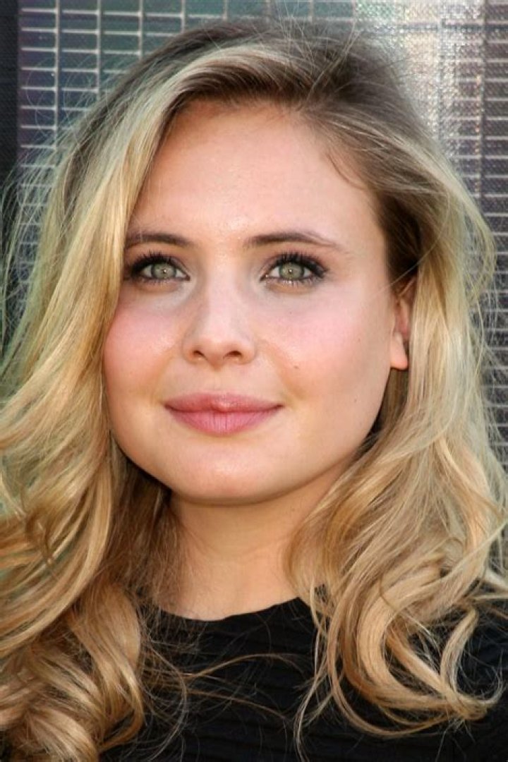 Leah Pipes Biography - Facts, Childhood, Family Life & Achievements