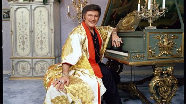 Liberace Biography - Facts, Childhood, Family Life & Achievements