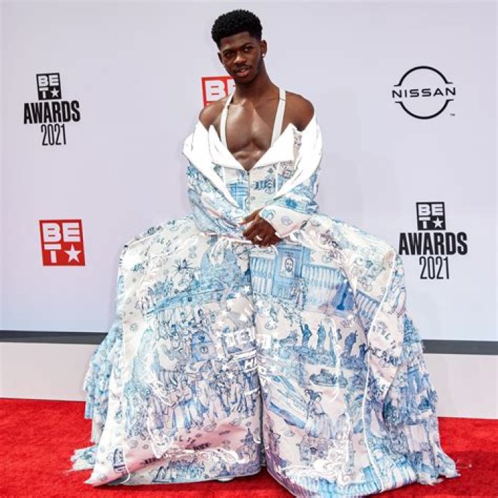 Lil Nas X’s cheeky photobomb at the Met Gala is causing a hilarious uproar on Twitter