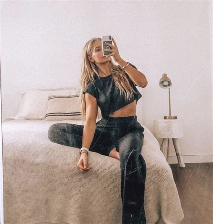 Lottie Tomlinson's Amazing Body Secrets, as She Shares a Mirror Selfie — Celebwell