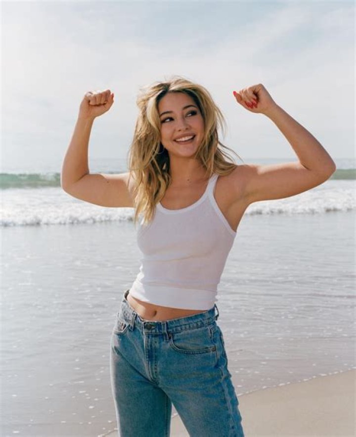 Madelyn Cline Bra Size, Age, Weight, Height, Measurements