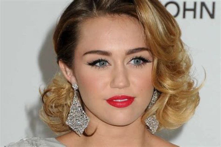 Miley Cyrus Says She Enjoys The Pat-Down At The Airport – She ‘Needs A Little Human Touch’