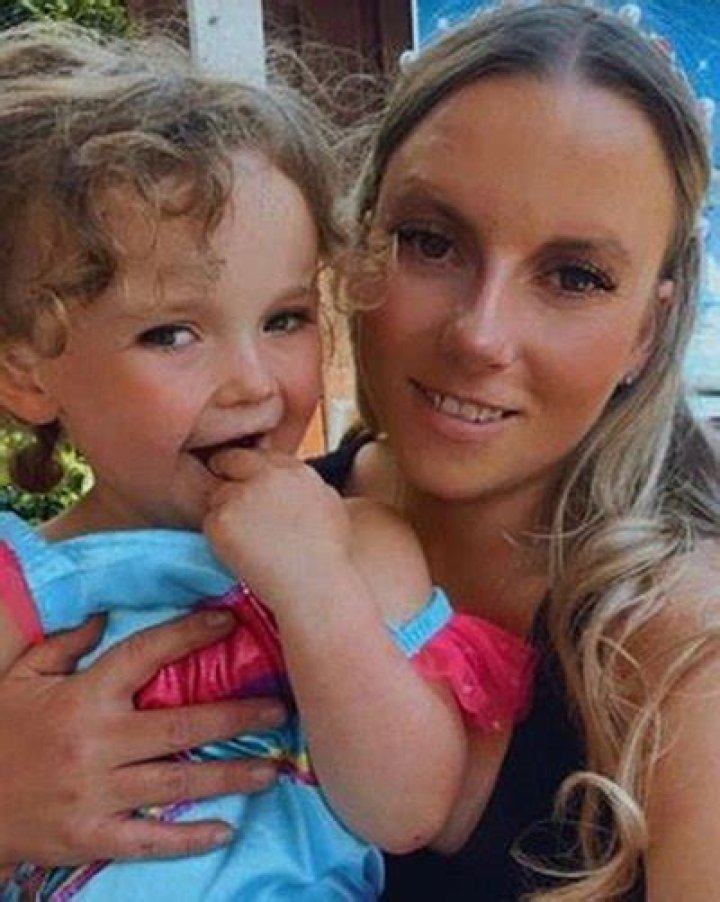 
Mum 29, Nicole Barnes, dead next to her daughter 