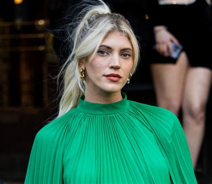 Devon Windsor in Bathing Suit is "Beautiful" — Celebwell