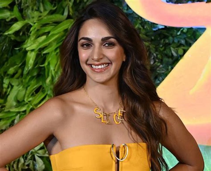 Kiara Advani in Bathing Suit Says "Beach Please" — Celebwell