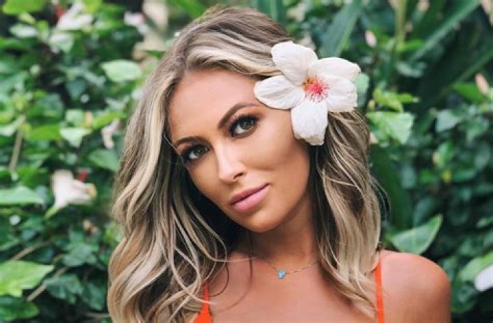 Paulina Gretzky in Bathing Suit Says "Just Chicks" — Celebwell