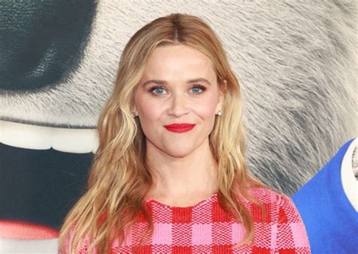 Reese Witherspoon in Beachwear Says “Goodnight World!” — Celebwell