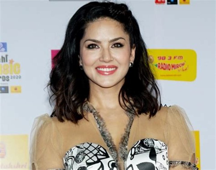 Sunny Leone in Bathing Suit Says "Paani aa aa aa aayaaaa!!" — Celebwell