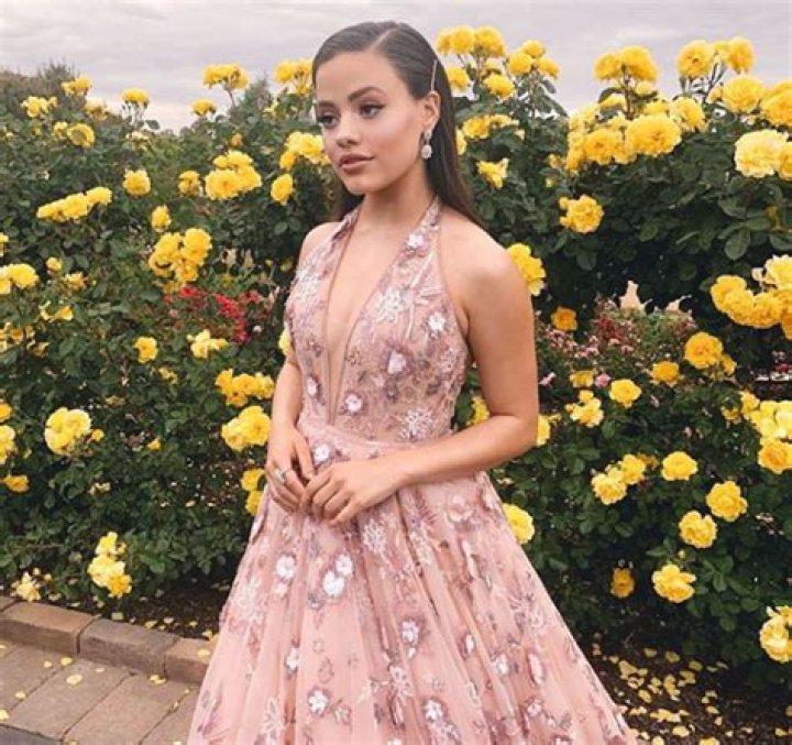 Sarah Jeffery Facts, Bio, Wiki, Net Worth, Age, Height, Affair, Dating, Boyfriend, Albums, Nationality,, Parents, Biracial, Ethnicity, Movies, Career