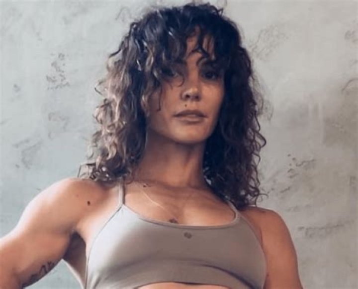 Senada Greca In Workout Gear Shares Upper Body/Abs Workout