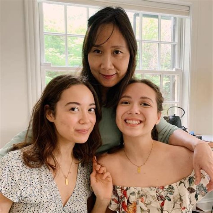 Singer Laufey Parents: Where Are They From? Family Ethnicity