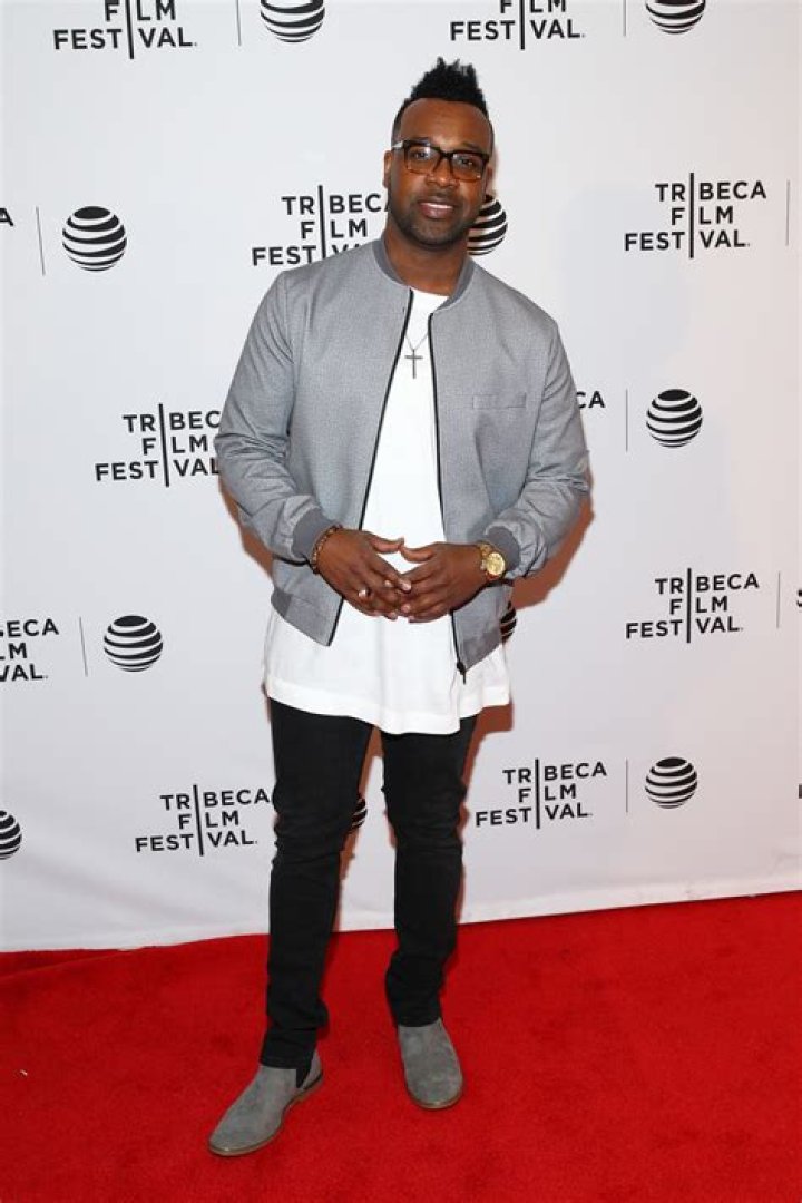 VaShawn Mitchell Biography, Age, Height, Family, Wife, Net Worth, Nobody Greater and Songs