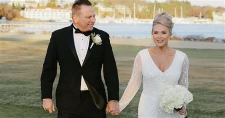 Who Is Singer Ben Bridwell Wife Elizabeth McCann? Explore Their Age Gap And Net Worth Details