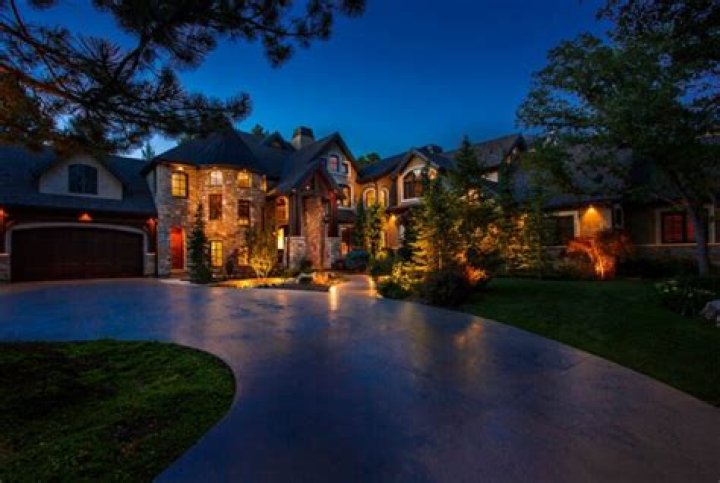 Why Are My Neighbors Lights Red? – Celebrity